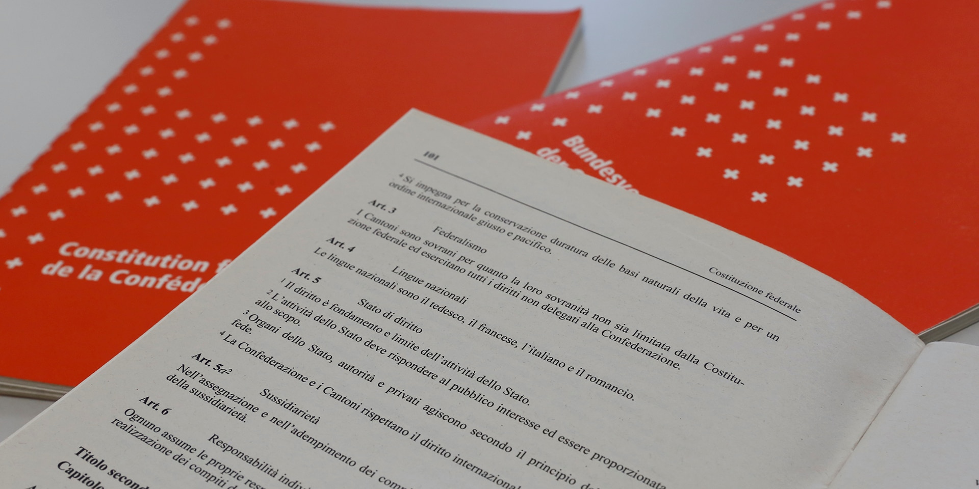  Dans cet extrait de la Constitution fédérale figure l’art. 4, qui est libellé en ces termes: «Les langues nationales sont l’allemand, le français, l’italien et le romanche».