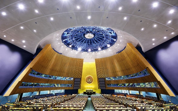 Vue sur la grande salle de l'Assemblée générale au siège des Nations Unies.