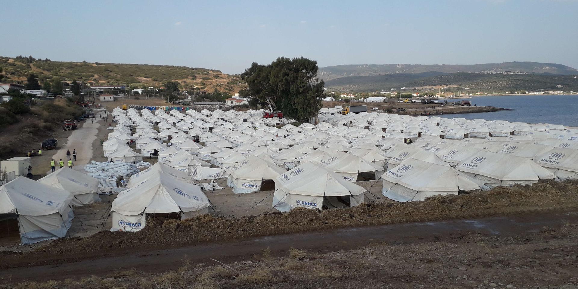 De nombreuses tentes forment ensemble un campement directement sur le bord de mer de l'île de Lesbos.