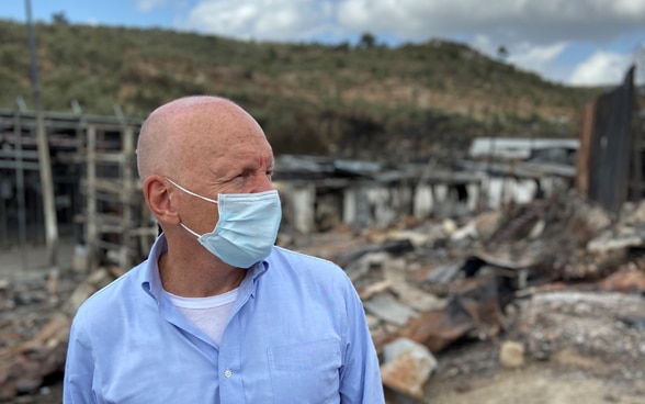 Il capo dell’Aiuto umanitario svizzero indossa una mascherina durante la visita al campo di Lesbo.