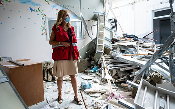 Botschafterin Monika Schmutz Kirgöz in einem durch die Explosion in Beirut im vergangenen August zerstörten Krankenhaus.