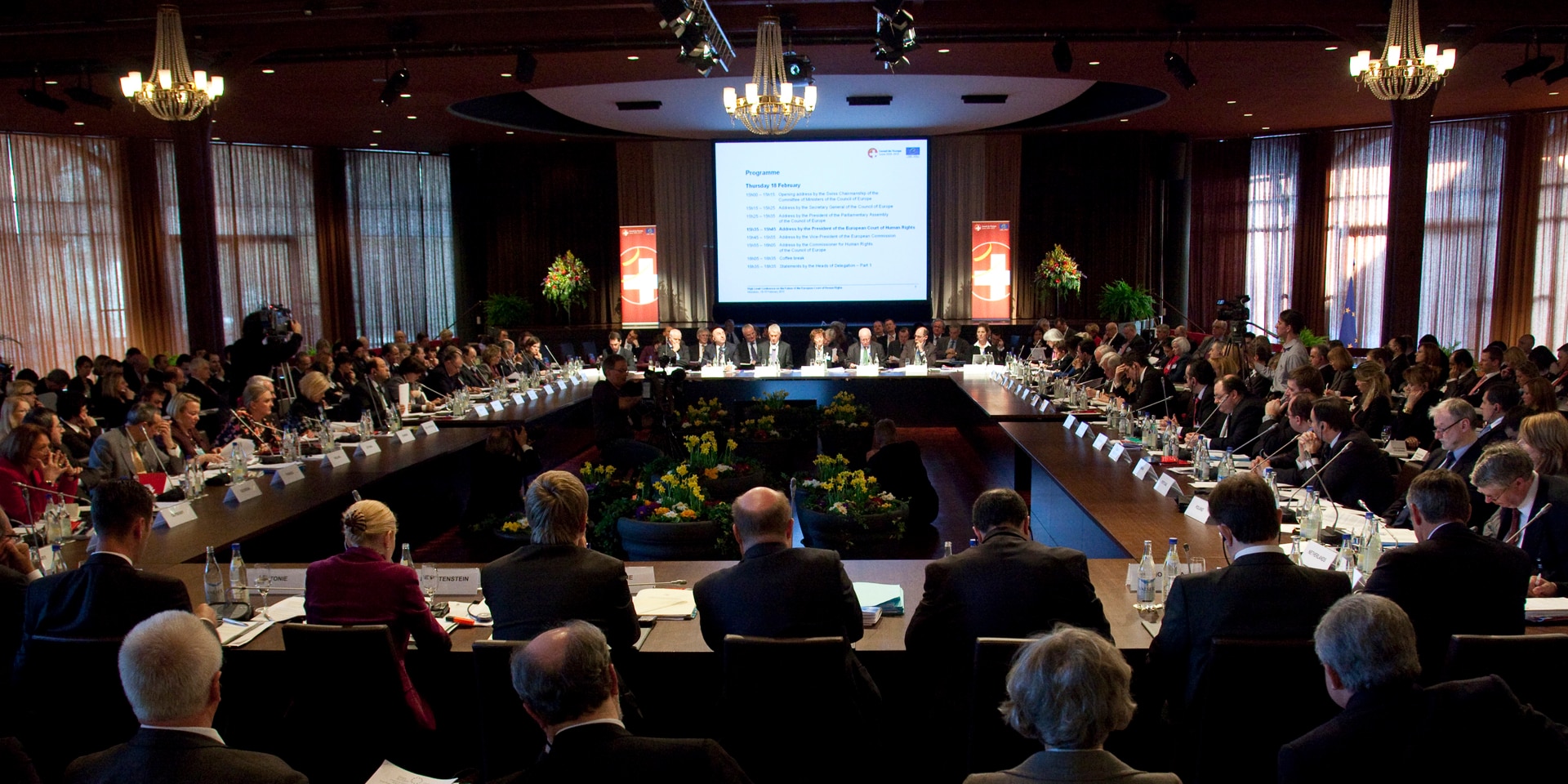 Das Foto stammt von der Ministerkonferenz des Europarates im Februar 2010 in Interlaken: Es zeigt einen mit Teilnehmenden randvollen Saal.