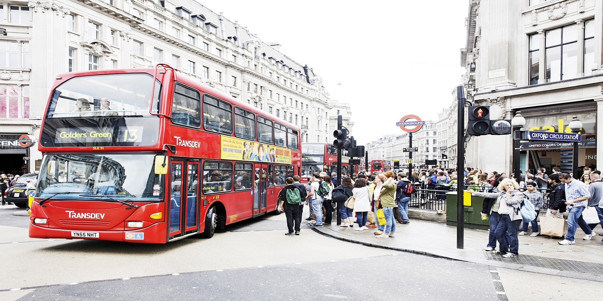 Ein typischer roter Londoner Bus an der Station Oxford Circus.