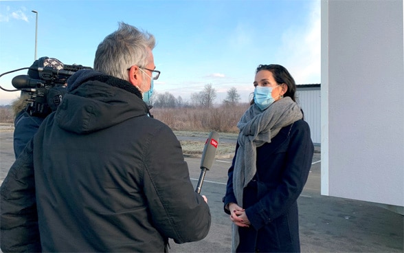 Die Schweizer Botschafterin in Zagreb Emilija Georgieva im Gespräch mit den Medien.