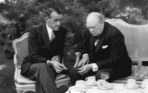 Schwarz-Weiss-Aufnahme von Bundesrat Max Petitpierre und Winston Churchill in Bern 1946.