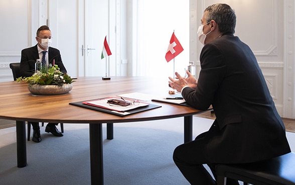 Ignazio Cassis welcomes Hungary's Foreign Minister Péter Szijjártó.