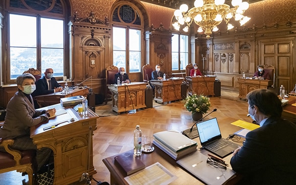 Vue de la salle du Conseil fédéral pendant une séance. 