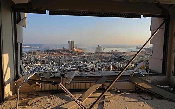 Vista su edifici distrutti dopo la devastante esplosione verificatasi a Beirut nell’agosto del 2020.