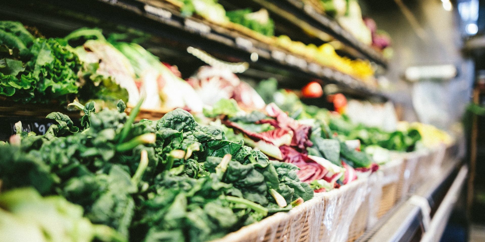 Vista del reparto dedicato alla frutta e verdura di un supermercato.