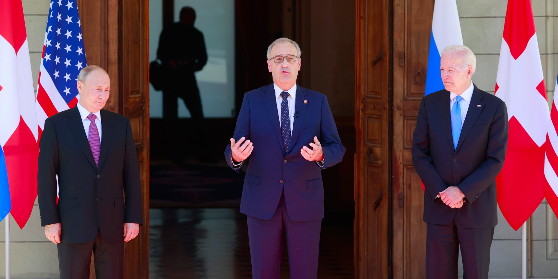 President of the Federal Council Guy Parmelin stands in front of the entrance, next to him Russian President Vladimir Putin (left) and US President Joe Biden (right).