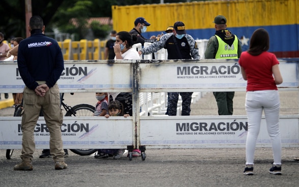  Una famiglia attraversa il ponte internazionale Simon Bolivar dal Venezuela alla Colombia, dopo l'apertura di un corridoio umanitario, a Cucuta, Colombia.