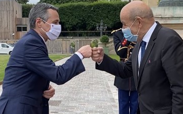 Ignazio Cassis e Jean-Yves Le Drian durante l’incontro a Parigi.