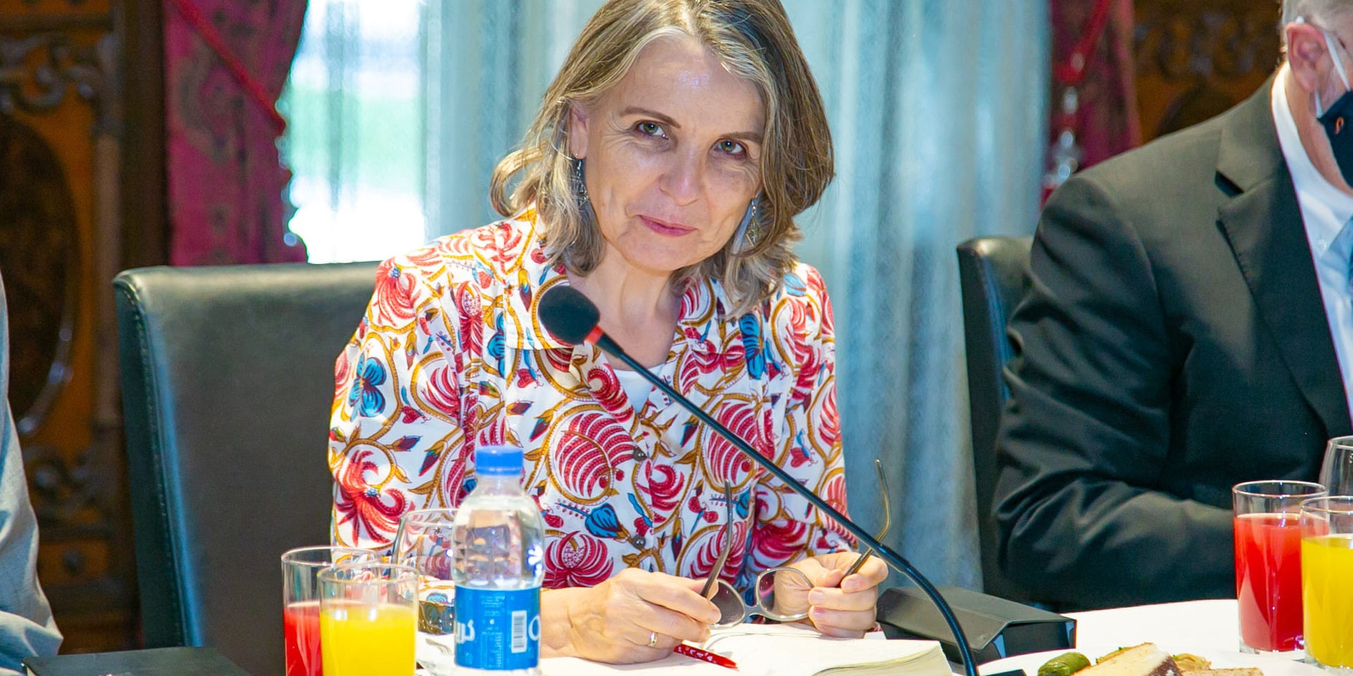 Das Bild zeigt Walburga Roos, Leiterin der Schweizer Vertretung in Kabul, an einer Konferenz.