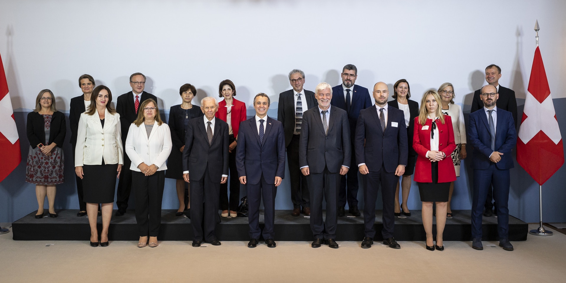 Photo de groupe avec le conseiller fédéral Ignazio Cassis et les représentants de dix pays d'Europe du Sud-Est.