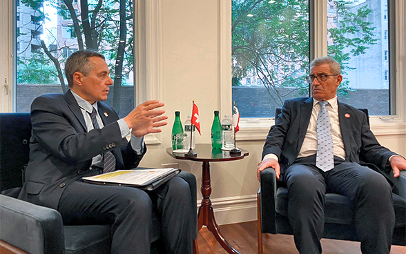 Le conseiller fédéral Cassis en conversation avec Evarist Bartolo, Ministre des affaires étrangères et européennes de Malte.
