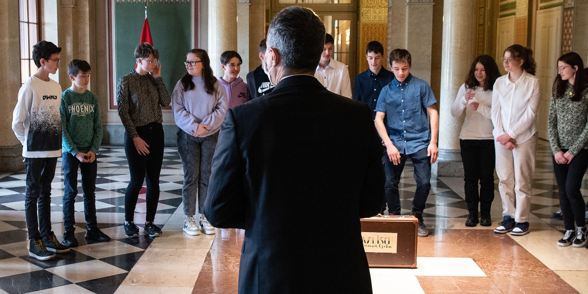 Il presidente della Confederazione Ignazio Cassis insieme agli allievi e alle allieve di Scuol e Savognin. 