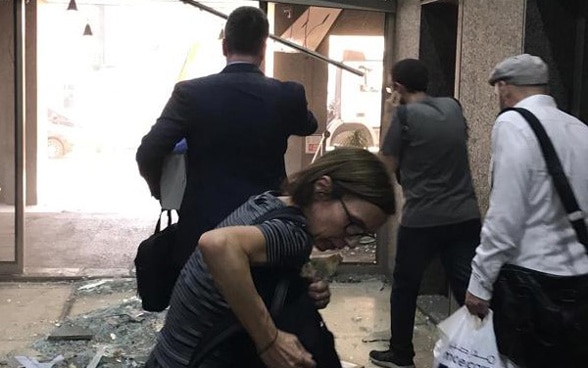 Wenige Minuten nach der Explosion im Hafen von Beirut verliess Pascal Sollberger die schwer beschädigte Schweizer Botschaft im Libanon. Auf dem Boden liegen Glassplitter. 