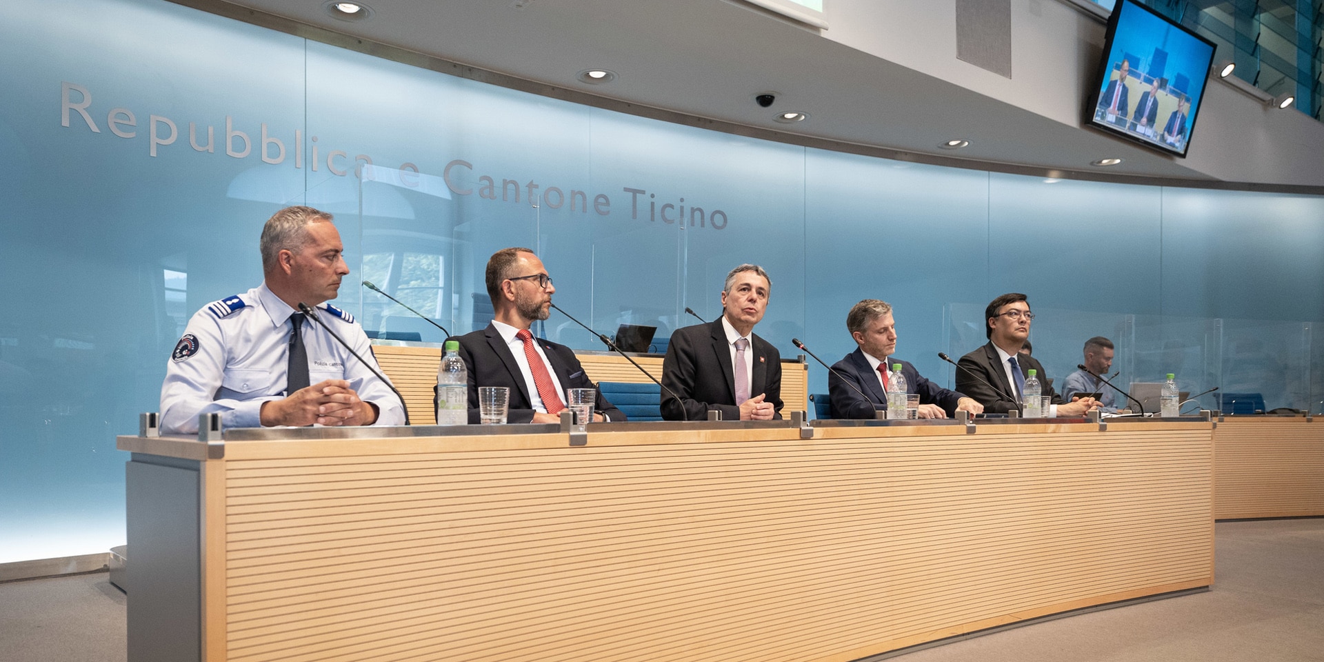 Le président de la Confédération Cassis s'exprime lors de la conférence de presse avec le conseiller d'Etat tessinois Norman Gobbi, Simon Pidoux, ambassadeur spécial pour l'URC2022, Terence Billeter, chef de la Task Force et Matteo Cocchi, commandant de la police tessinoise.