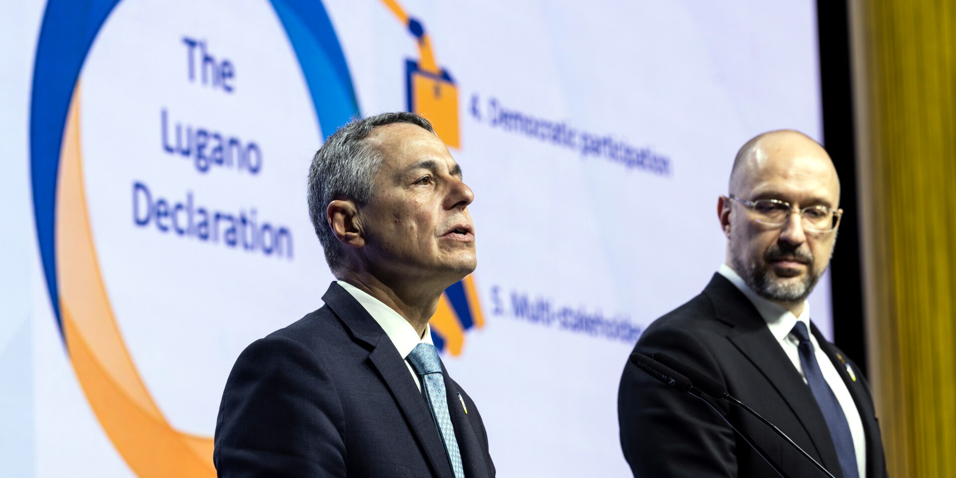 Ignazio Cassis e Denys Shmyhal parlano durante l’incontro.