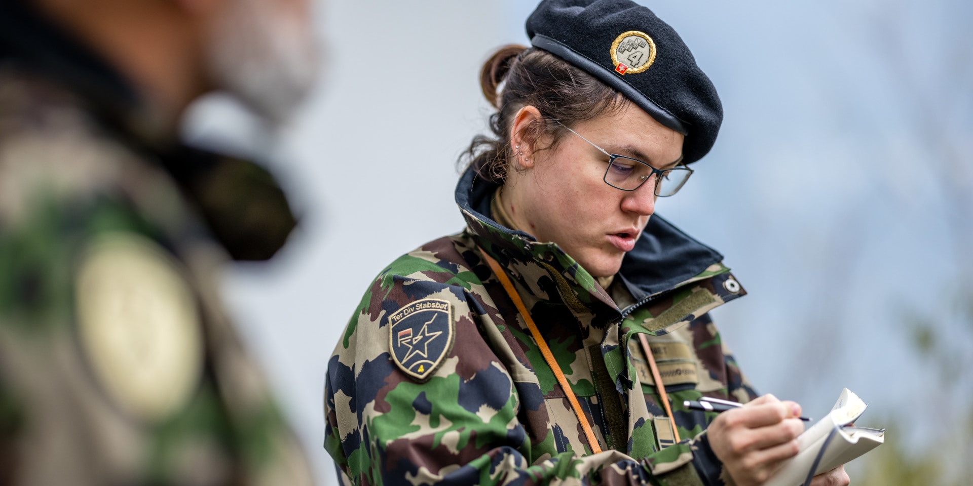 Due membri delle forze armate durante un'esercitazione sul campo. 