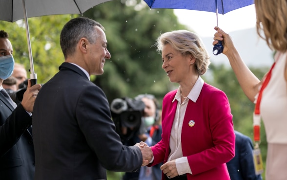 Ignazio Cassis serre la main d'Ursula von der Leyen.