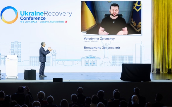 Ignazio Cassis spricht während der Konferenz. Der ukrainische Präsident Zelensky schaltete sich aus Kiew ein.