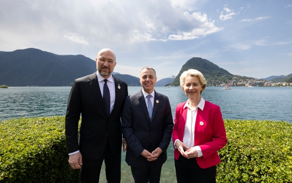 Photo de groupe avec le Premier ministre d’Ukraine, le président de la Confédération et la présidente de la Commission européenne.