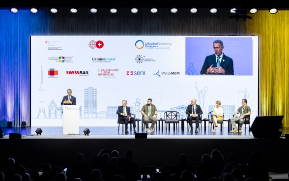 Ignazio Cassis sul palco durante il Forum economico insieme agli altri relatori.