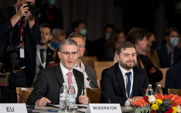 Simon Pidoux and Anatolii Kutsevol in their role as moderators of the round of national statements.