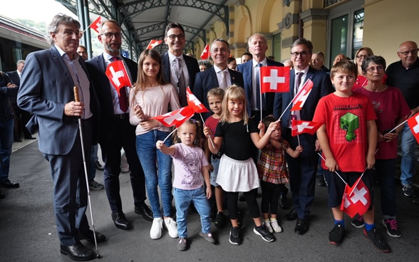 Am Bahnhof wird der Bundespräsident von der Grossratspräsidentin, dem Staatsratspräsidenten und den Behörden von Bellinzona, Locarno und Vallemaggia empfangen. 