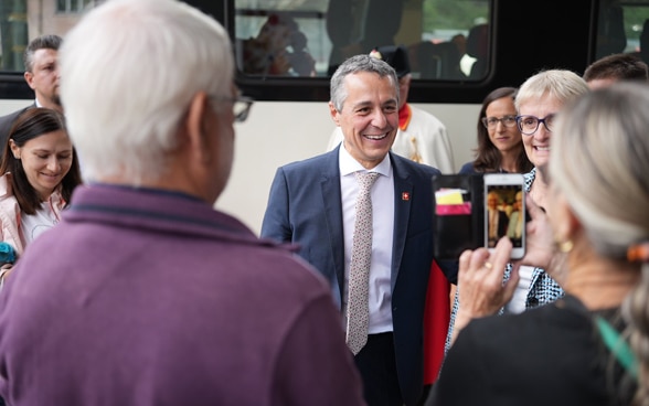 In Biasca, President Cassis meets with members of the local community and is greeted by familiar faces, as this is the hometown of his wife Paola Rodoni and the place where they were married.