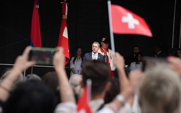 La population rassemblée sur la Piazza della Riforma à Lugano participe à la cérémonie officielle.