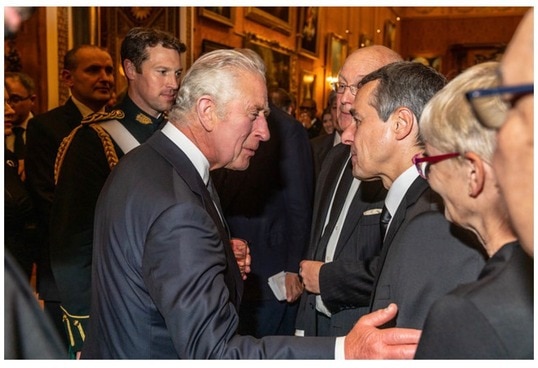 Durante il ricevimento a Buckingham Palace per gli ospiti che hanno partecipato ai funerali di Stato nell'Abbazia di Westminster, il presidente della Confederazione Cassis parla con il re Carlo III.