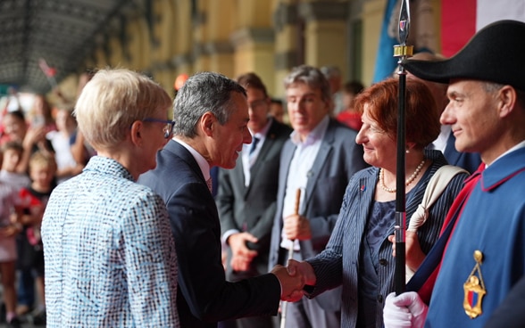 Poignée de main entre Ignazio Cassis et la présidente du Grand Conseil Gina La Mantia.