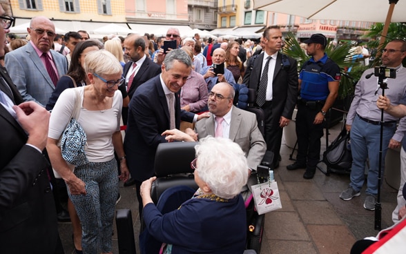 Die auf der Piazza della Riforma in Lugano versammelte Bevölkerung nimmt an der offiziellen Zeremonie teil.