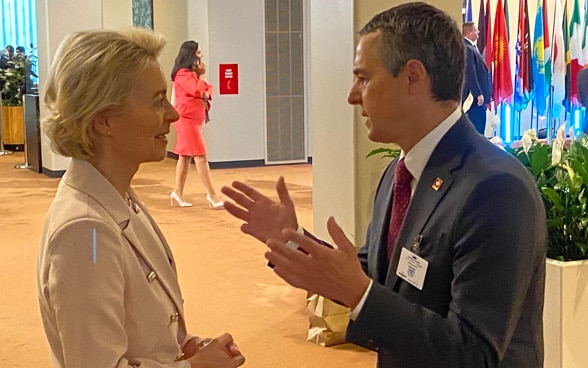 Le président de la Confédération Ignazio Cassis et la présidente de la Commission européenne Ursula von der Leyen en discussion.