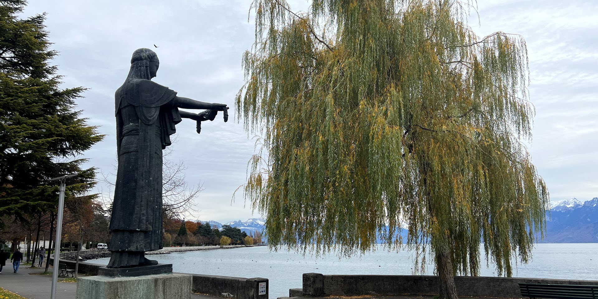 La statue intitulée «La Belgique reconnaissante» photographiée face au lac Léman.