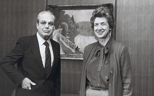 Francesca Pometta è accanto all'allora Segretario generale delle Nazioni Unite, Javier Pérez de Cuéllar.