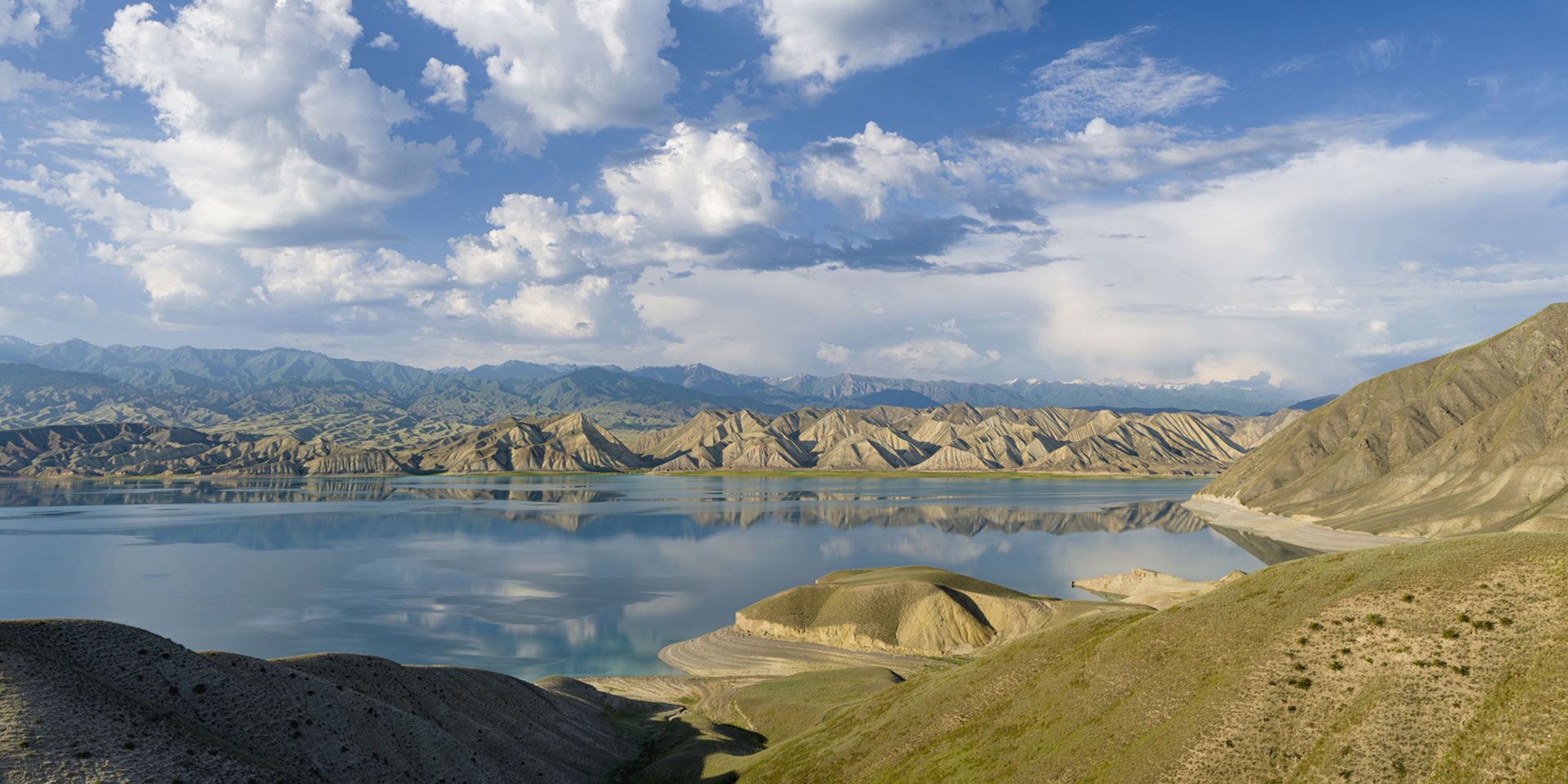 Ansa del fiume Saray Yuek, in Kazakistan. Attorno terra e piccoli arbusti.