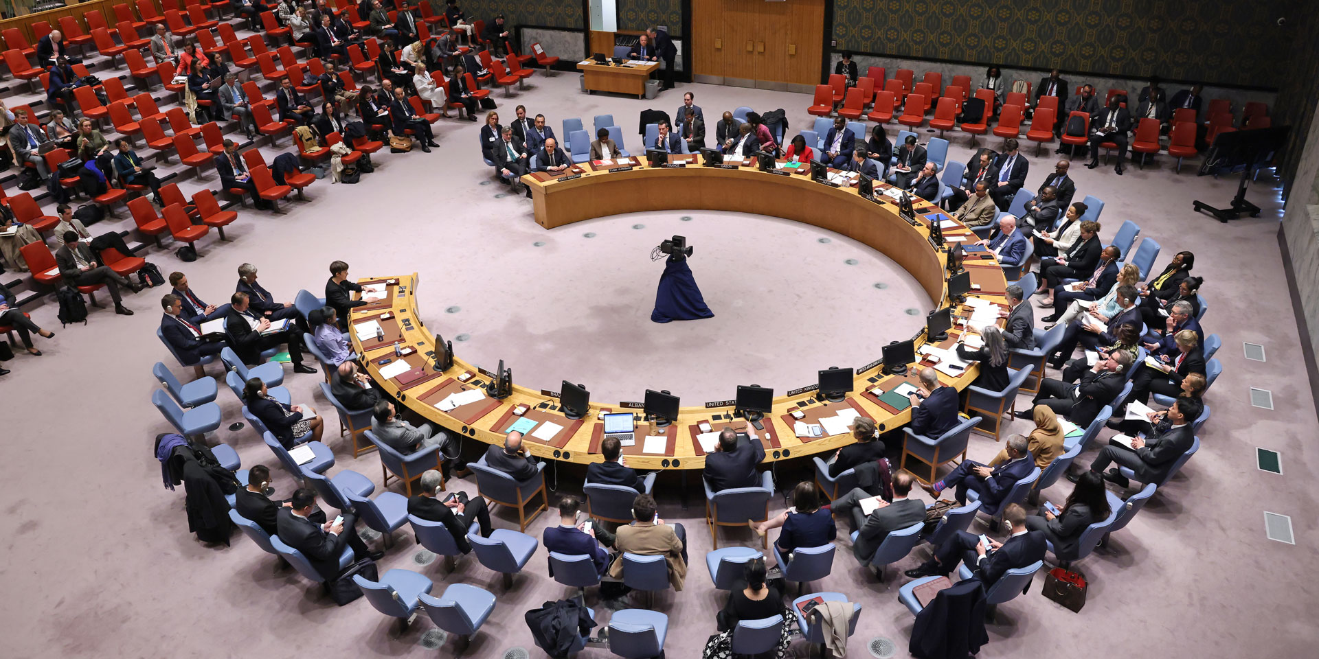 I rappresentanti degli Stati membri del Consiglio di sicurezza dell'ONU siedono al tavolo a ferro di cavallo durante un dibattito presieduto dal Consigliere federale Cassis il 3 maggio 2023.