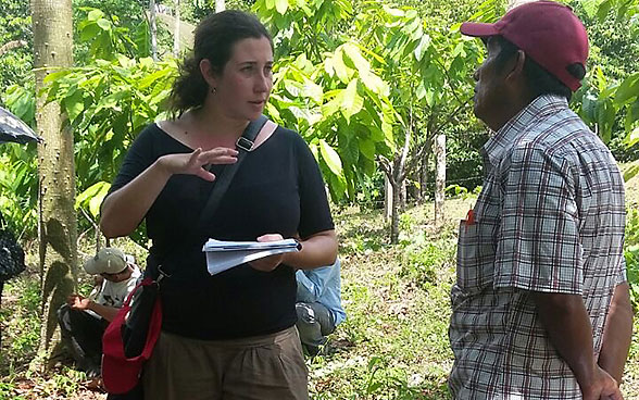 Andrea Inglin parla con i coltivatori di cacao in Nicaragua nell'ambito di un progetto visitato durante la sua missione.