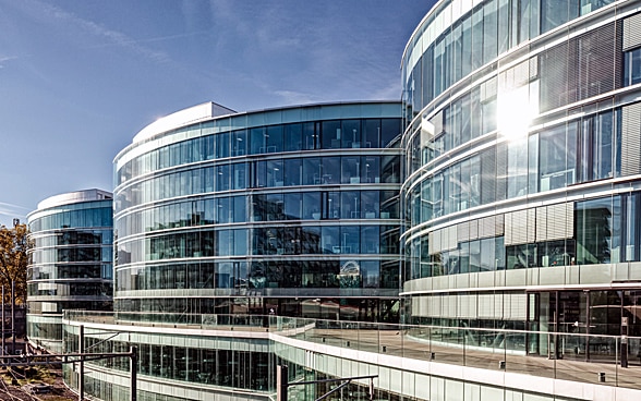 GICHD-Hauptquartier in Genf, ein verglastes Gebäude.