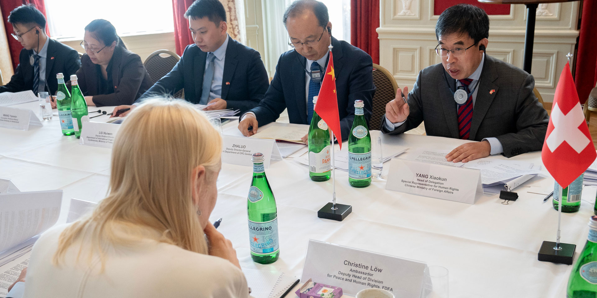 Photo des deux délégations pendant le dialogue. 