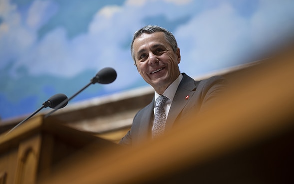  Federal Councillor Cassis stands at a lectern and speaks.