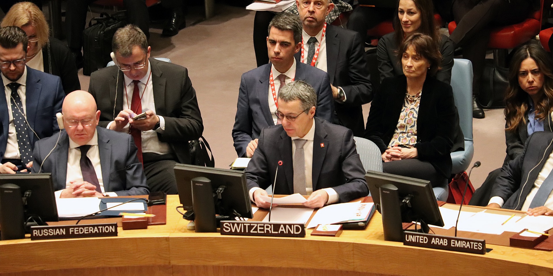 Federal Councillor Cassis speaks at the horseshoe-shaped table of the UN Security Council.