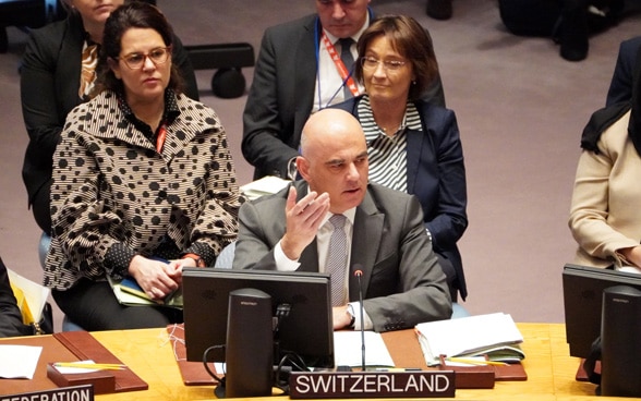 President Alain Berset speaks at the horseshoe-shaped table of the UN Security Council in New York.