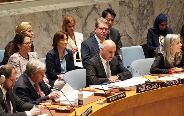 Bundespräsident Alain Berset spricht am hufeisenförmigen Tisch des UNO-Sicherheitsrats in New York.