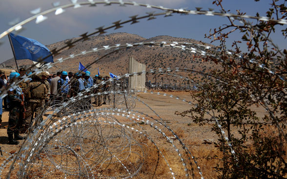 UNO-Blauhelme sind von einem Stacheldraht aus zu sehen, der die sogenannte Blue Line zwischen dem Libanon und Israel darstellt.