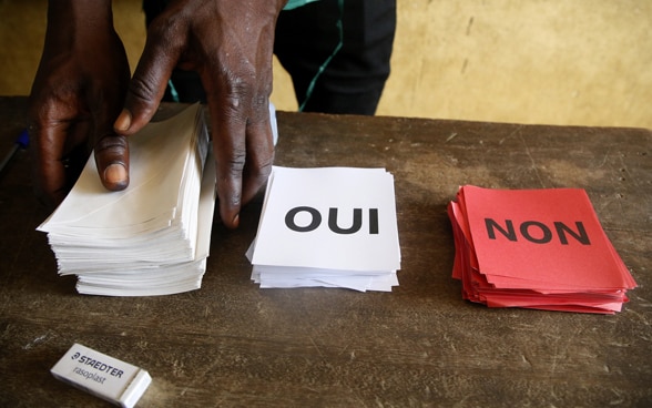  Le schede elettorali con le scritte «Oui» e «Non» giacciono su un tavolo di legno.