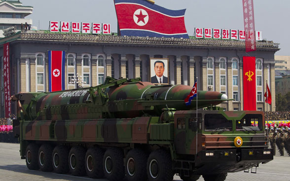 Lastwagen mit einer ballistischen Rakete der während einer Militärparade auf einem Platz in der Demokratischen Volksrepublik Korea fährt.